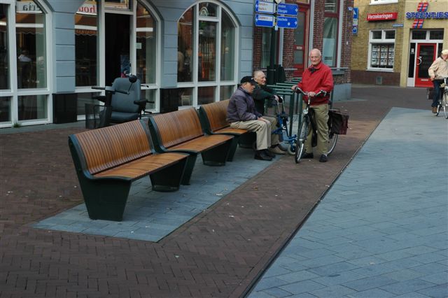 De bankjes in het straatbeeld