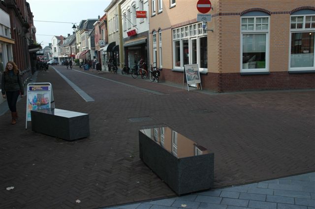 blokken graniet als bankje en sturend voor het verkeer