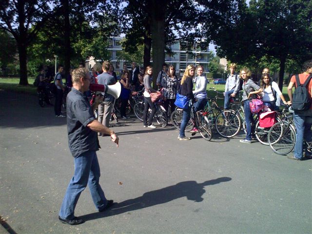 groep studenten met fiets op excursie