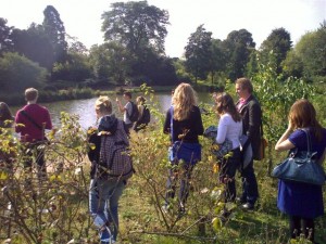 studenten langs weg tijdens excursie