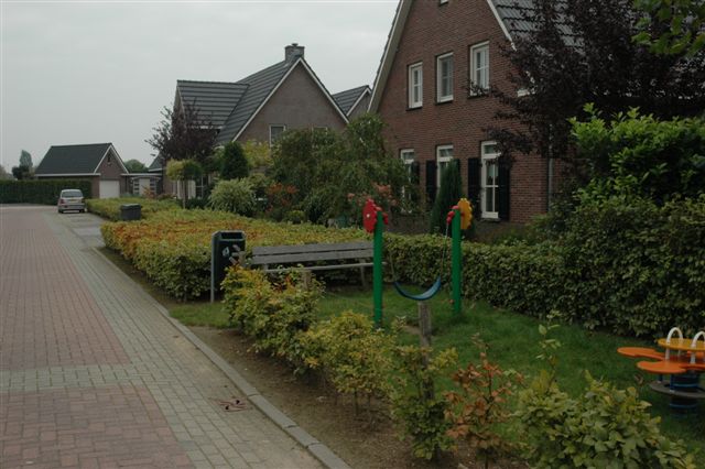 kinderspeelplaatsje afgescheiden met beukenhaag