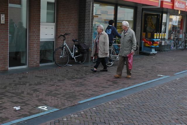 foto hoe de parkeerplaatsen subtiel zijn aangegeven in het straatbeeld