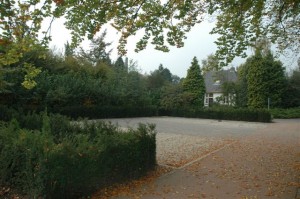 foto van een lege parkeerplaats