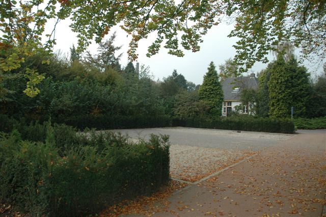foto van een lege parkeerplaats
