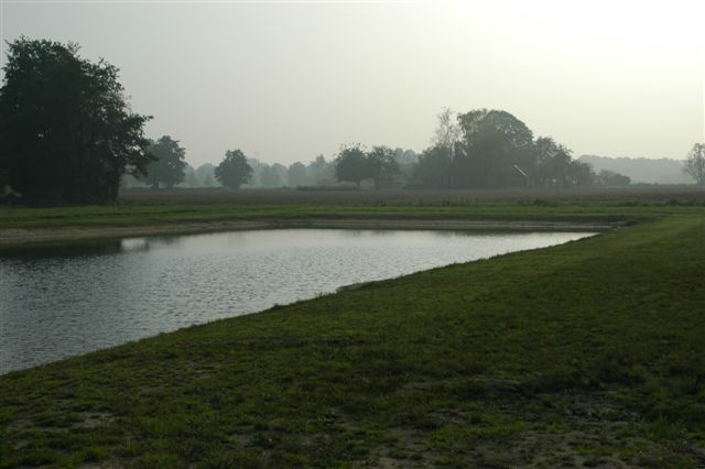 foto van visvijver achter het gebouw