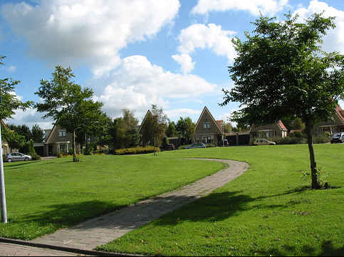 foto van wandelpad door de wijk Avenhorn