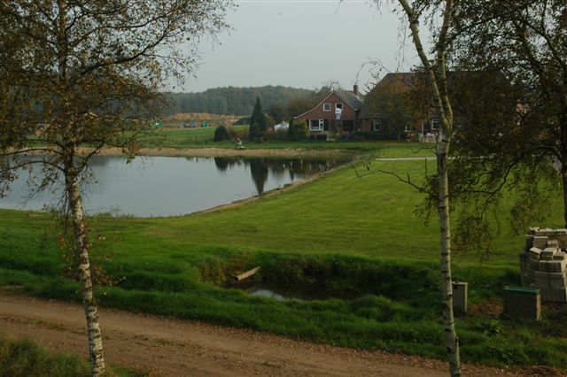 foto van een vijver met uitzicht op het huis