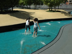 kinderen lopen door vijver
