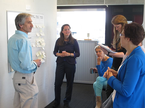 pratende mensen voor een whiteboard