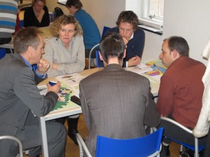 pratende mensen aan tafel